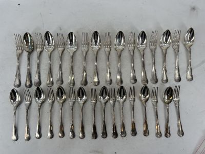 beaucoup de cuillères et de fourchettes en argent sur la table