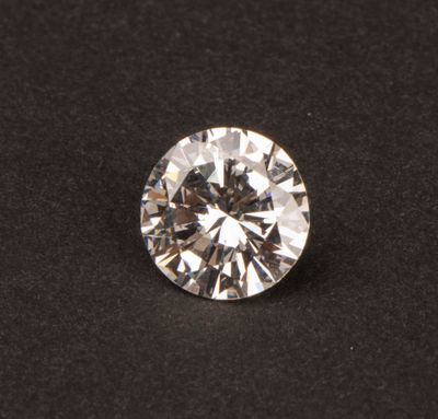un diamant rond taille brillant sur un fond noir