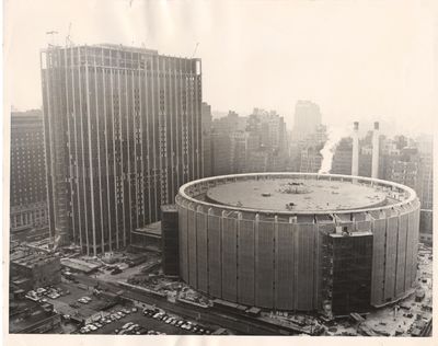 une vieille photo d'un grand bâtiment au cœur d'une ville