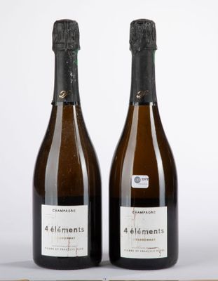 deux bouteilles de vin posées l'une à côté de l'autre sur une table