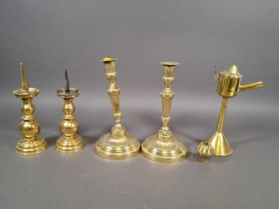 Lot d'objets en laiton dont une paire de pique-cierge, une c… - Photo 1