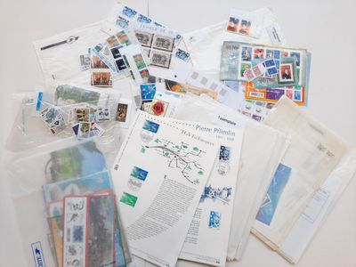 beaucoup de timbres et d'enveloppes sur la table