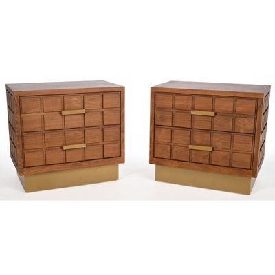 une paire de tables de chevet en bois et en laiton