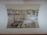 une vieille photo d'un port avec des bateaux dessus