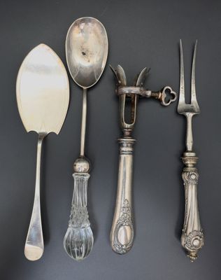 quatre cuillères et une fourchette accrochées au mur