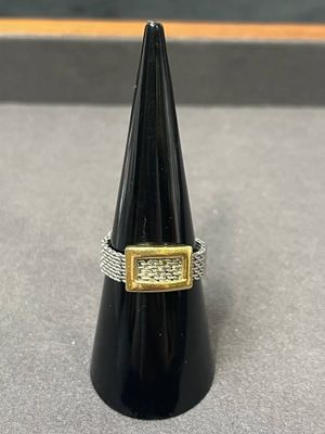 un gros plan d'une bague posée sur un cône, sur une table