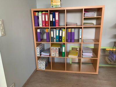 une étagère contenant de nombreux livres dans une pièce