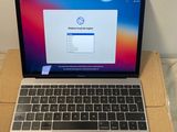un ordinateur portable MacBook Pro d'Apple posé sur une boîte en carton