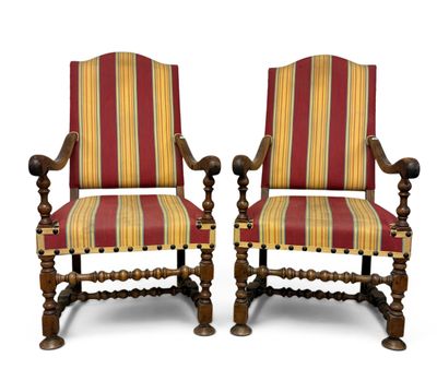 paire de fauteuils de style début du XXe siècle, avec des assises rembourrées à rayures