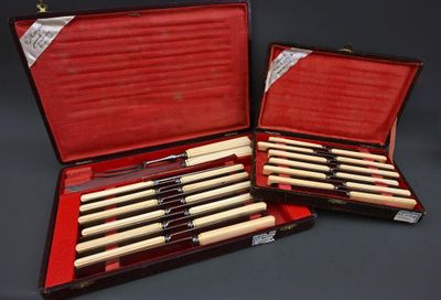 Deux écrin de couteaux comprenant 12 grands couteaux, 12 petits coutea