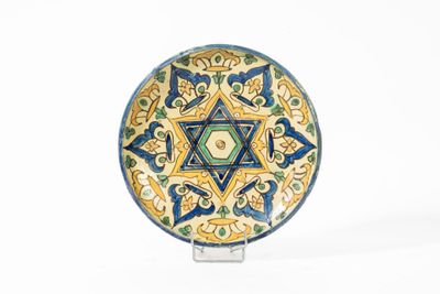 une image représentant une assiette décorative sur laquelle figure une étoile de David