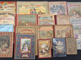de nombreux livres anciens pour enfants exposés sur une table