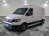 la camionnette blanche est garée sur le sol en damier d'une pièce