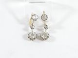 gros plan d'une paire de boucles d'oreilles sur une surface blanche
