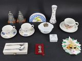 un grand nombre d'objets posés sur une table