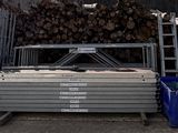 un gros tas de bois à l'arrière d'un camion