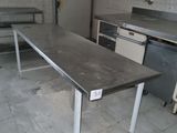 une table placée au milieu d'une cuisine