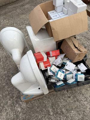 un tas de papier toilette et d'autres objets par terre