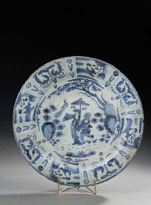 deux assiettes bleues et blanches à motifs posées sur une table