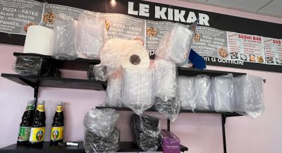 un étalage de divers articles sur une étagère dans un magasin