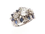 une bague sertie de diamants et de saphirs