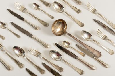 un grand nombre de cuillères et de fourchettes disposées en cercle