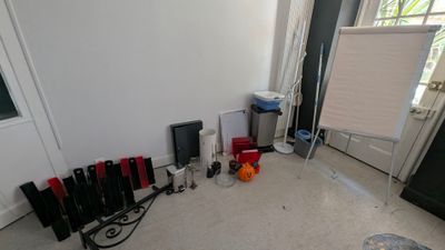 une photo d'une pièce avec beaucoup d'outils sur le sol