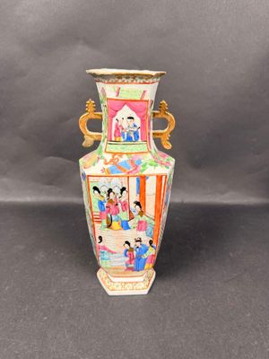 Vase à pans coupés en porcelaine polychrome, à décor de pers…