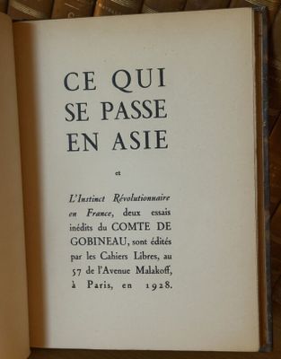 un livre ouvert, sur lequel figurent des caractères noirs, posé sur une table