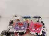 un sac contenant un assortiment d'accessoires pour cheveux posé sur une table