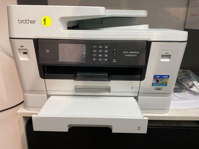 une imprimante posée sur un comptoir