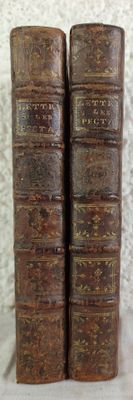deux vieux livres sont empilés sur une table