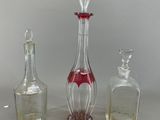 trois bouteilles en verre posées les unes à côté des autres sur une table