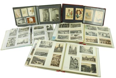 un recueil de vieilles photographies représentant des personnes et des bâtiments