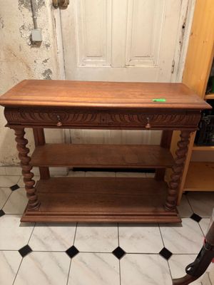 une table en bois surmontée d'une étagère