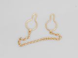 une paire de boucles d'oreilles plaquées or et une chaîne