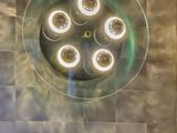une photo d'un luminaire circulaire dans une salle de bains
