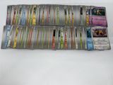 un lot de cartes posées sur une table