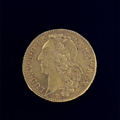 gros plan d'une pièce d'or sur fond noir