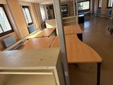 une salle avec de nombreux bureaux et un radiateur