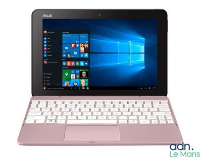 un ordinateur portable sur lequel sont posés un clavier et une souris