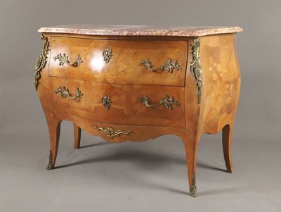 une image d'une commode en bois avec un plateau en marbre