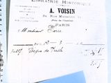 une feuille de papier posée sur une table