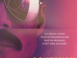 L'affiche de « Bohemian Rhapsody » représente un homme portant des lunettes de soleil et une moustache.