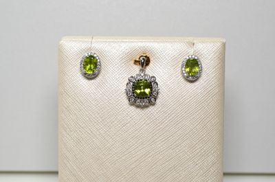 un gros plan sur une paire de boucles d'oreilles ornées de pierres vertes