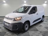 la camionnette blanche est garée sur le sol en damier d'une pièce