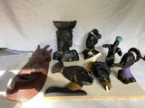 un grand nombre de figurines posées sur une table