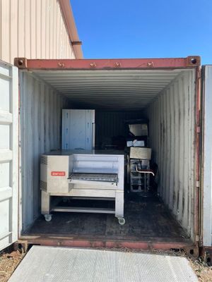 un grand conteneur contenant un lit à l'intérieur