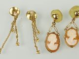 trois paires de boucles d'oreilles avec des chaînes en or et des camées