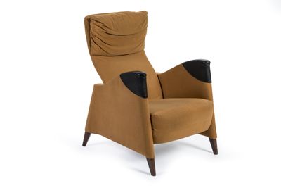 une image représentant une chaise marron avec une assise et des accoudoirs noirs